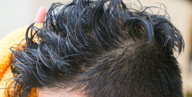 applicare la cera per capelli