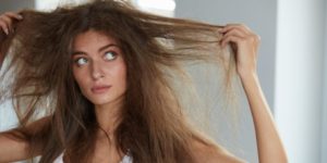 Ecco quali sono i migliori shampoo per capelli secchi e sfibrati